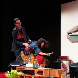 Szenenfoto aus Der Gott des Gemetzels im Alten Theater Dessau, vier Schauspieler in einer Szene