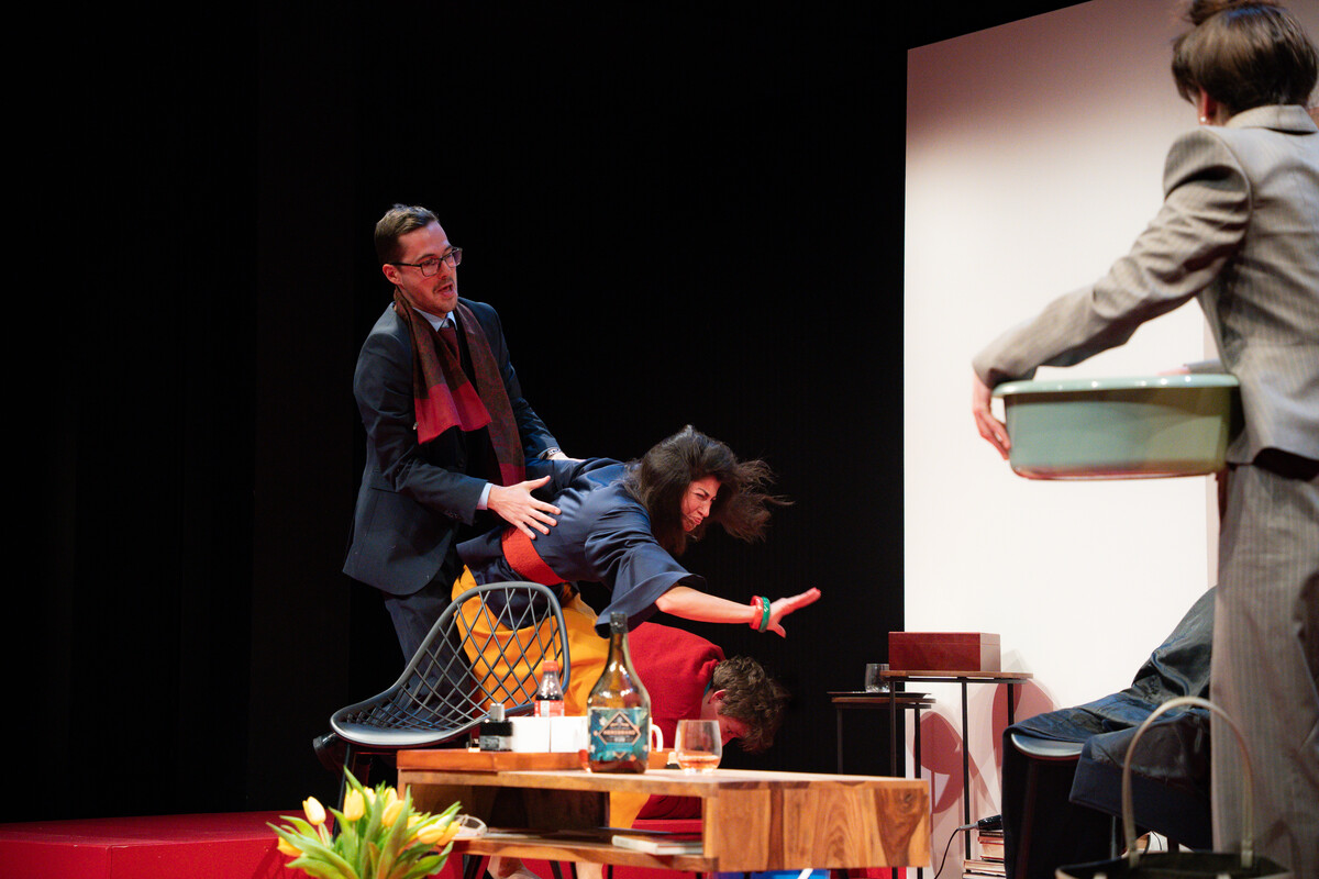 Szenenfoto aus Der Gott des Gemetzels im Alten Theater Dessau, vier Schauspieler in einer Szene