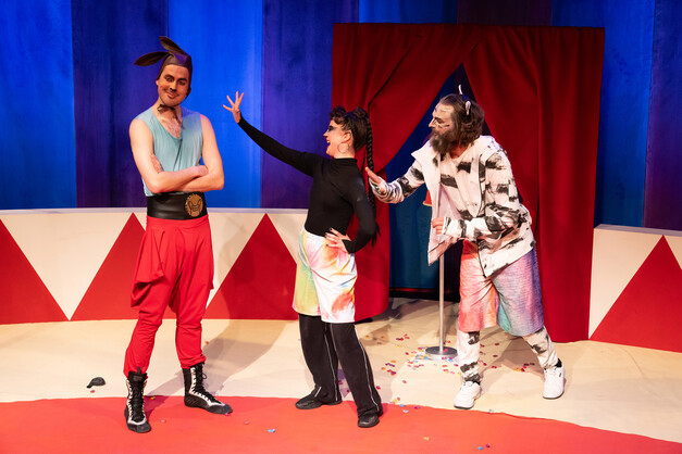 Szenenfoto aus Ein Känguru wie du im Alten Theater Dessau, Foto Claudia Heysel