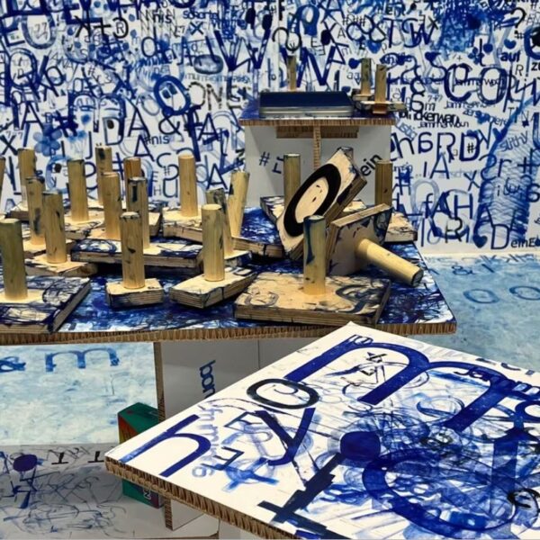 Ausstellung Blaubeer-Sause in der Kunsthalle Dessau, Foto Anhalt. Kunstverein