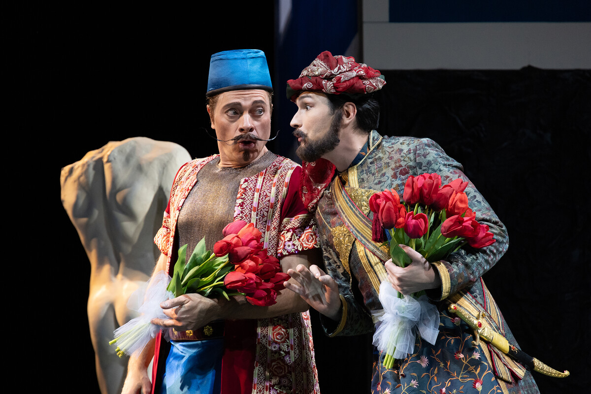 Szenenfoto aus Cosi fan tutte im Anhaltischen Theater Dessau, Foto Claudia Heysel