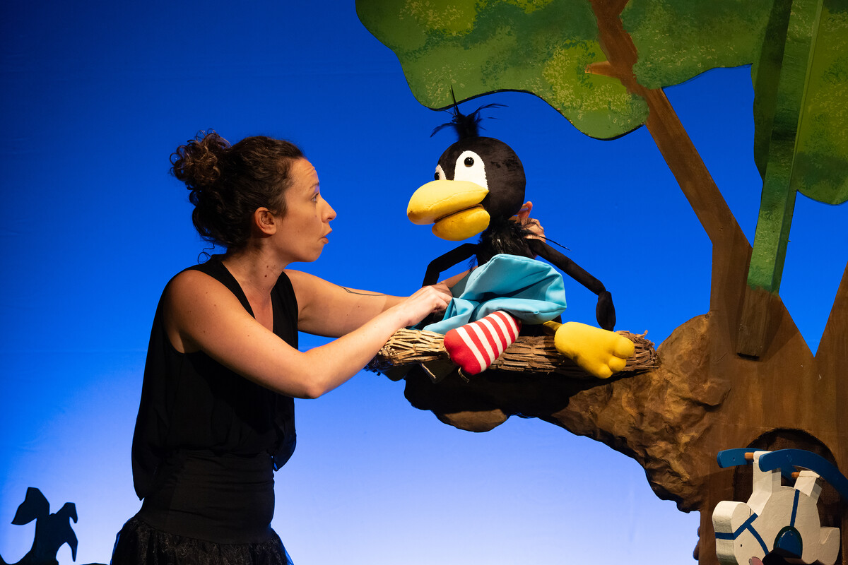 Szenenfoto aus dem Puppentheater Der kleine Rabe Socke im Alten Theater Dessau, Foto Claudia Heysel