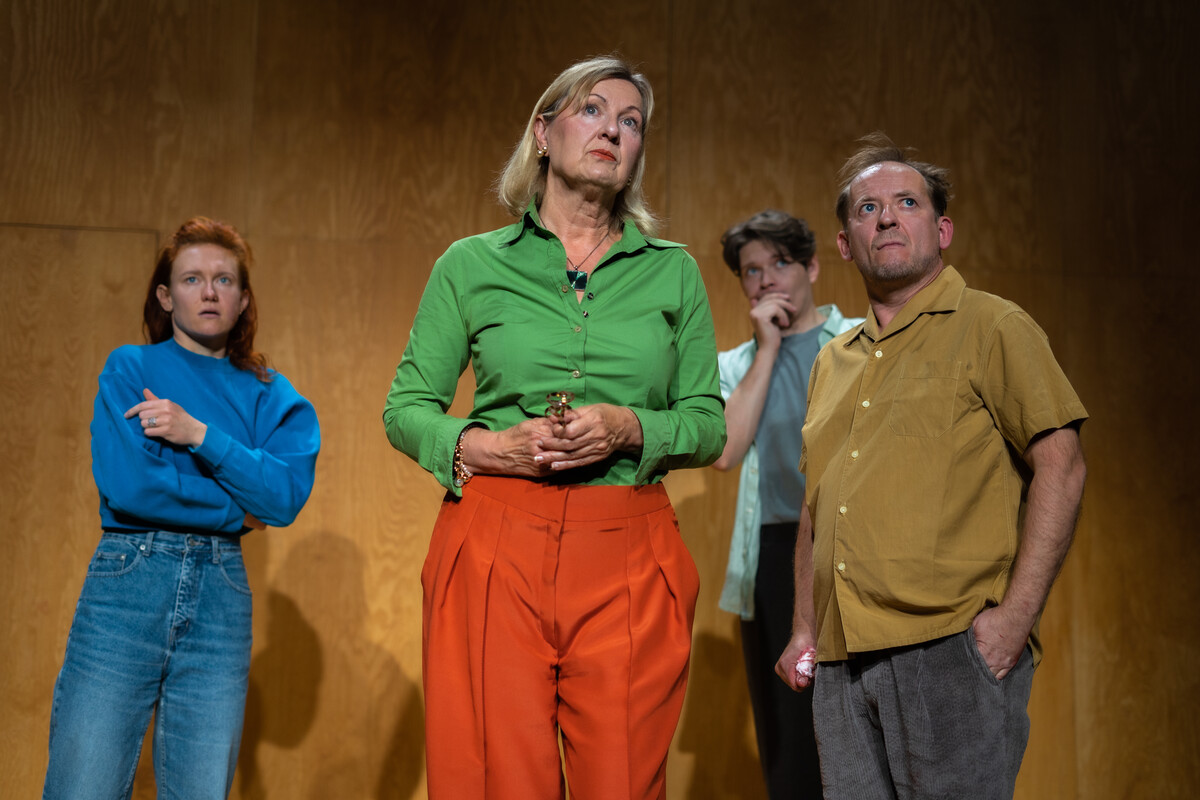 Szenenfoto aus Nachtland im Alten Theater Dessau, Foto Robert Boehnèl