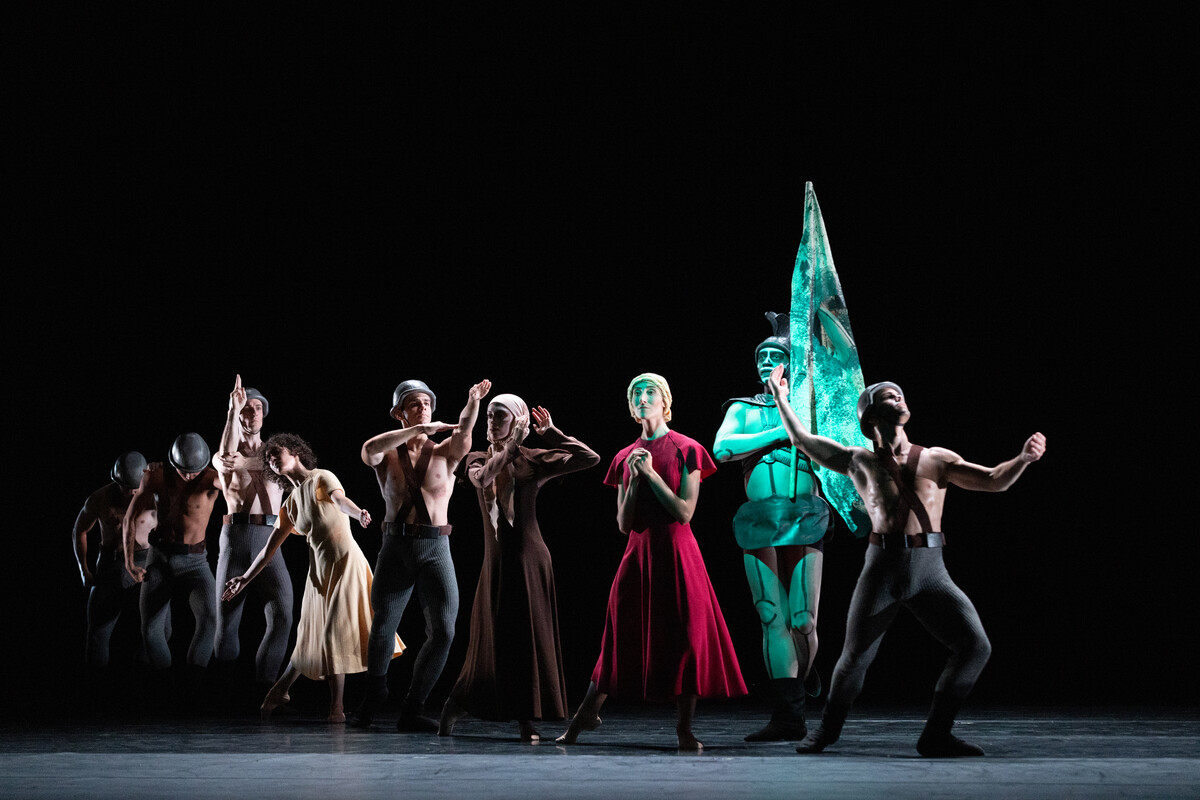 Szenenfoto aus Valses - Der Grüne Tisch im Anhaltischen Theater Dessau, Foto Claudia Heysel