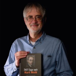 Prof. Dr. Andreas Eichhorn mit dem Almanach 365 Tage mit Kurt Weill