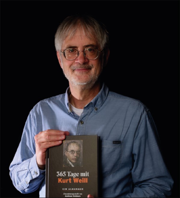 Prof. Dr. Andreas Eichhorn mit dem Almanach 365 Tage mit Kurt Weill