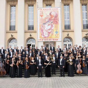 Musikerinnen und Musiker mit ihren Instrumenten der Anhaltischen Philharmonie Dessau vor dem Anhaltischen Theater Desssau, Foto Claudia Heysel