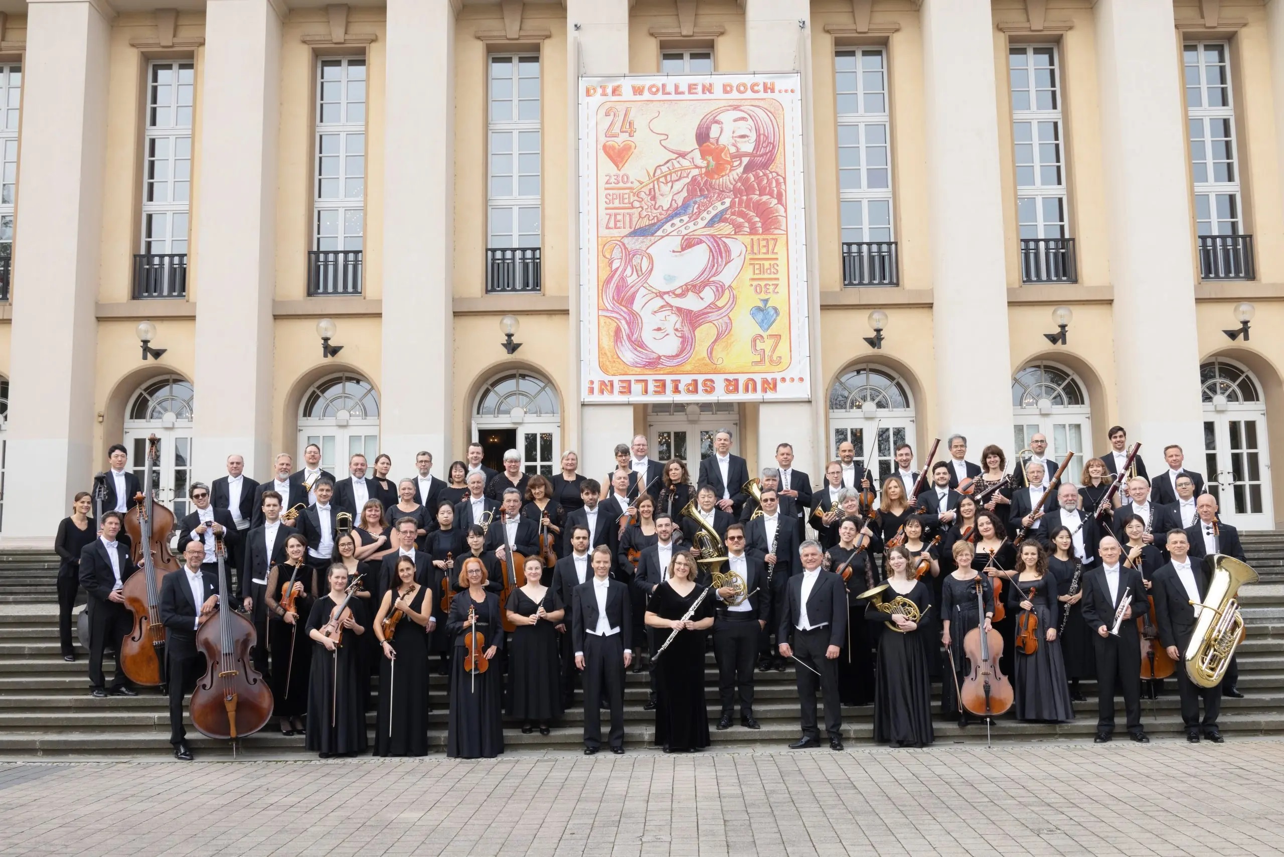 Musikerinnen und Musiker mit ihren Instrumenten der Anhaltischen Philharmonie Dessau vor dem Anhaltischen Theater Desssau, Foto Claudia Heysel