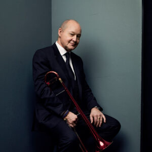 Nils Landgren mit roter Posaune, Foto Thron Ullberg