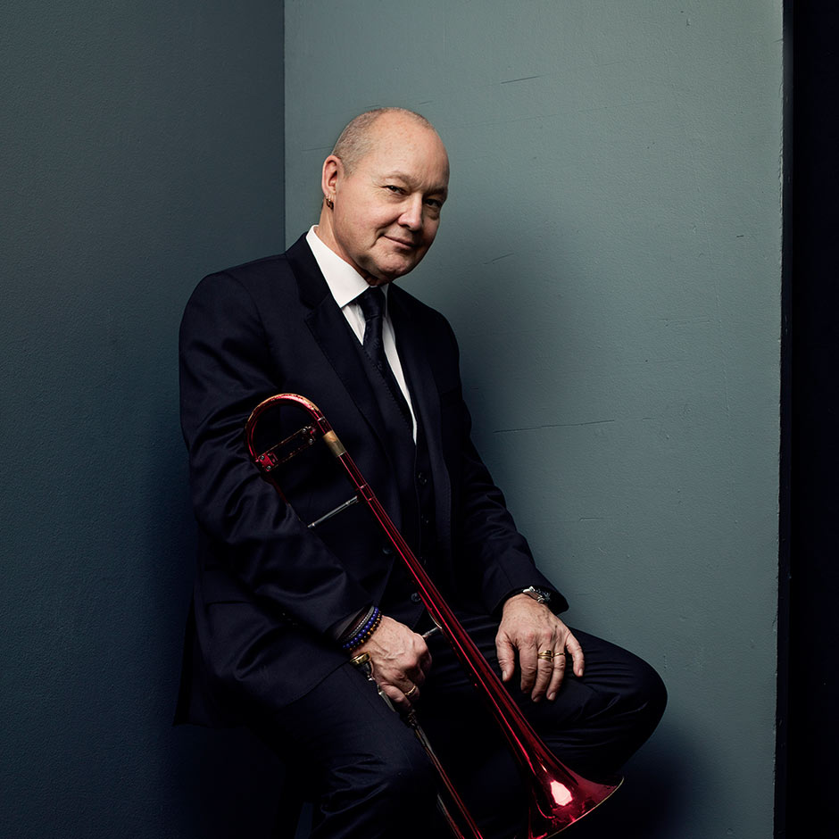 Nils Landgren mit roter Posaune, Foto Thron Ullberg