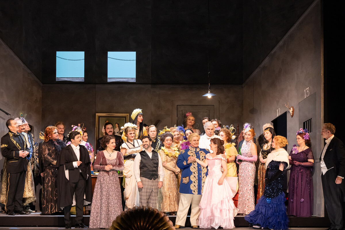 Szenenfoto aus DIe Fledermaus im Anhaltischen Theater Dessau, Foto Claudia Heysel