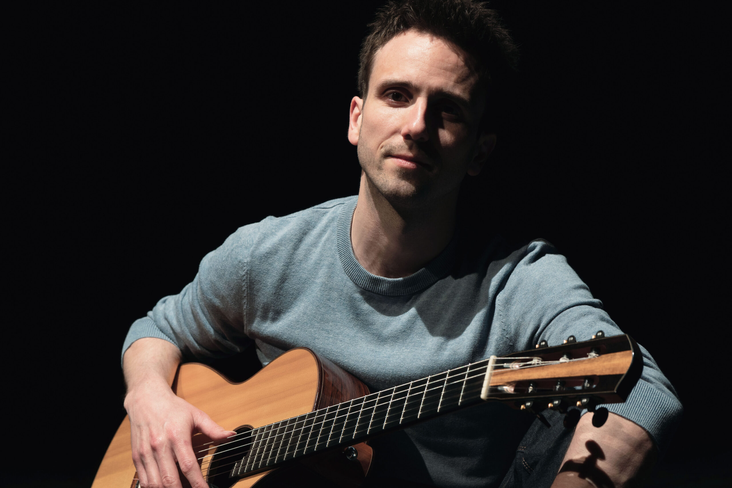 Pressefoto Ladislav Pazdera mit Gitarre