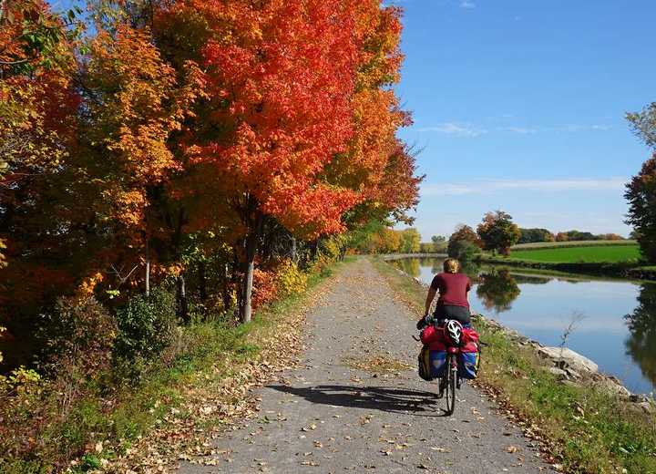 Radtour in der beeindruckenden Kulisse des Indian Summer in Kanada