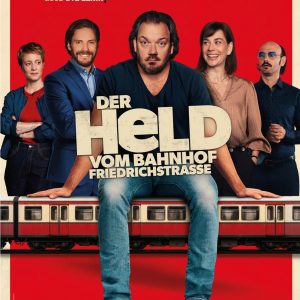 Plakat des Spielfilms "Der Held vom Bahnhof Friedrichstraße" mit Charly Hübner, Christiane Paul und Daniel Brühl