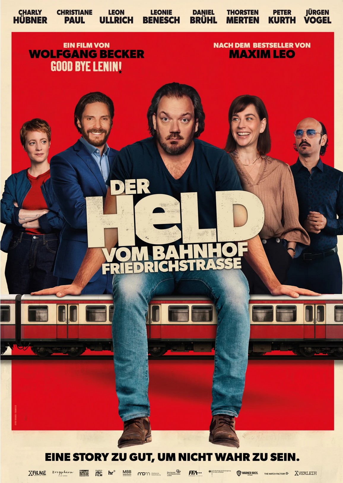 Plakat des Spielfilms "Der Held vom Bahnhof Friedrichstraße" mit Charly Hübner, Christiane Paul und Daniel Brühl