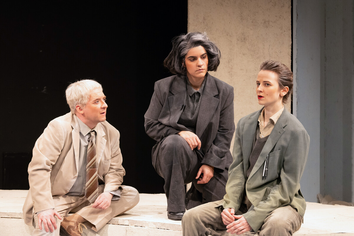 Szenenfoto aus Ehrlich. im Alten Theater Dessau, Foto Claudia Heysel