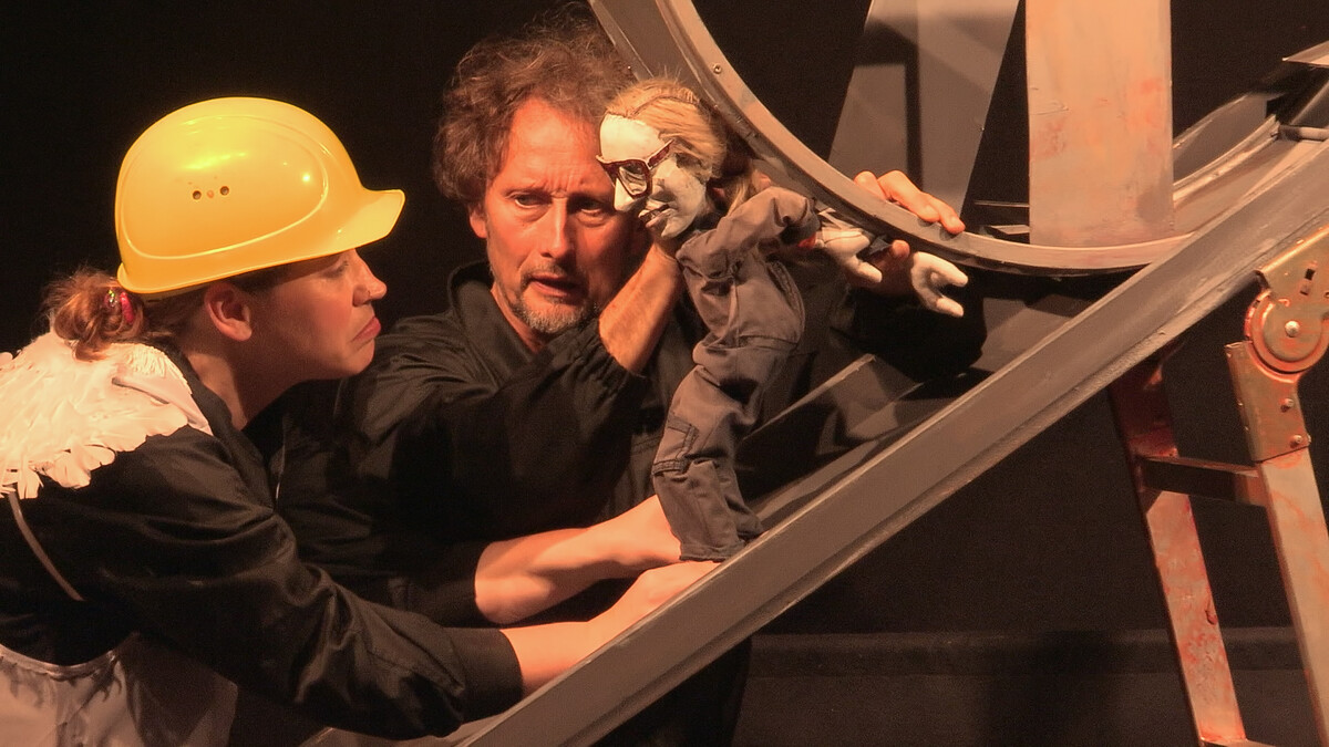 Gundermann-Engel über dem Revier, eine Produktion von theaterkorona im Kleinen Haus in Dessau.