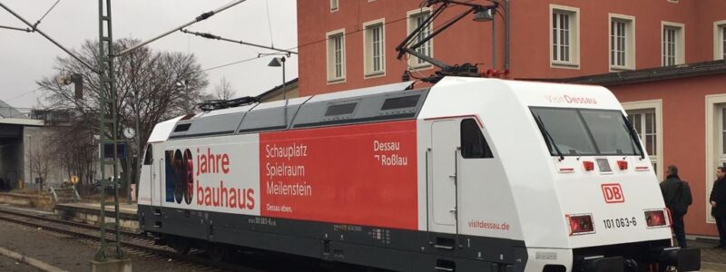 Anreise mit Bahn Eine Lok mit Bauhaus Branding