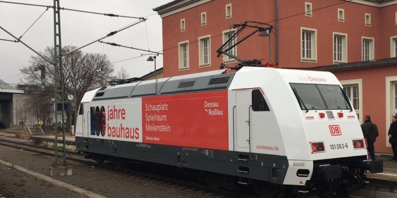 Anreise mit Bahn Eine Lok mit Bauhaus Branding