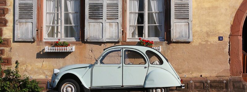 Anreise mit dem Auto Oldtimer in Dessau vor einem alten Haus