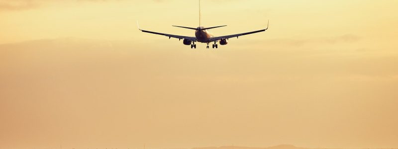 Anreise mit dem Flugzeug Flugzeig in der Luft am Abend