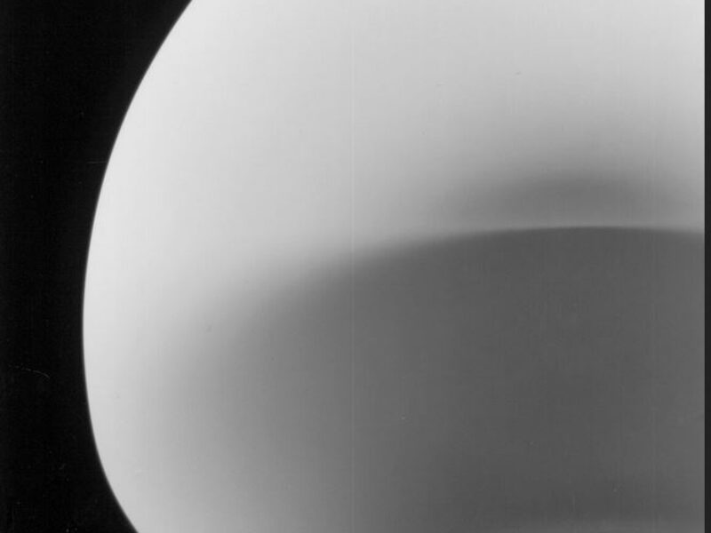 Bauhaus Lab 2025, After modern Brightness - Ecologies of Light, Fotogram der ME94 Leuchte, Foto Benton Ching und Sofia Nercasseau