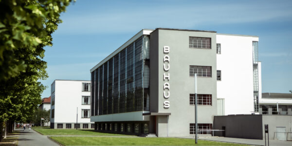 Frontansicht Bauhaus Gebäude Dessau