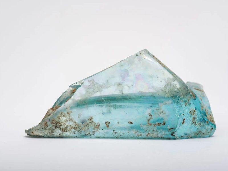 Fragment eines Glasbausteins von 1926, gefunden um 2009 bei der Sanierung des Bauhaus, Stiftung Bauhaus Dessau, Foto Thomas Meyer, 2024 OSTKREUZ