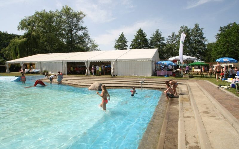 Freibad in Meinsdorf bei Dessau mit einem großem Schwimmbecken