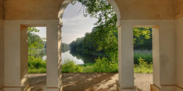 Blick durch den Eingang des Fuerstensitzes im Beckebruch auf den See