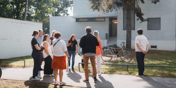 Gruppenführung an den Meisterhäusern in Dessau.