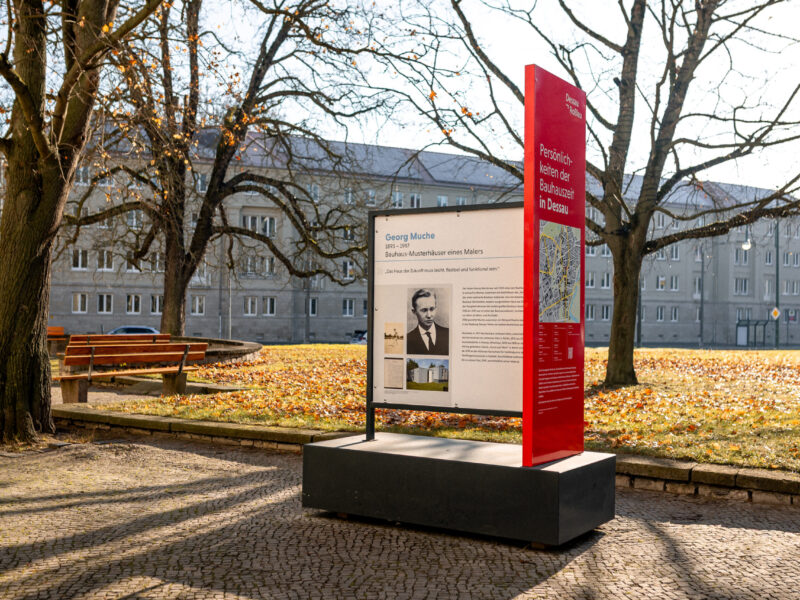 Eine Bildbank der Freiraumgalerie in der Dessauer Innnenstadt zum Thema Bauhaus in Dessau