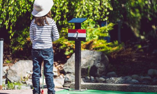 Kind auf einem Minigolfplatz in Dessau-Roßlau