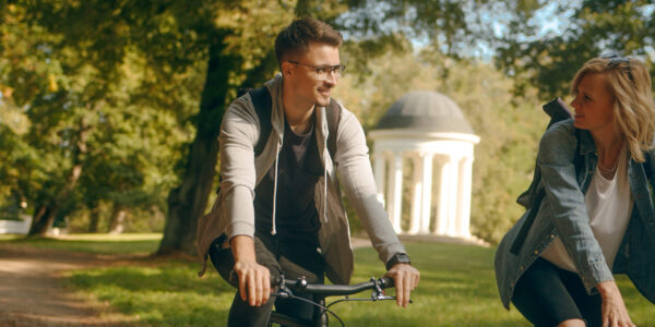 Zwei junge Radfahrer im Georgengarten