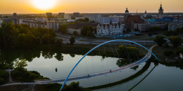 Stadtansicht Dessau über die Mulde beim Sonnenuntergang