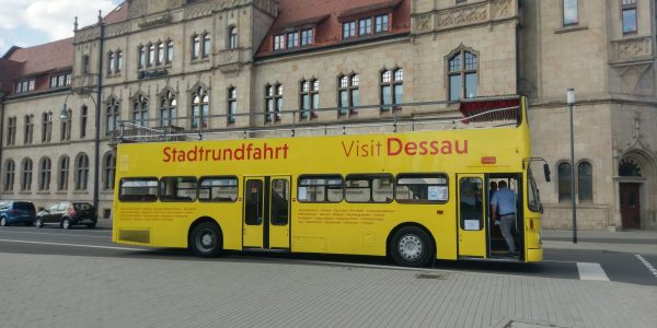 Stadtrundfahrt im gelben Doppeldeckerbus