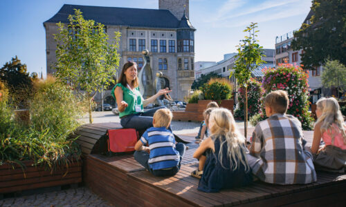 Eine Gästeführung bei einer Kinder Stadtführung.