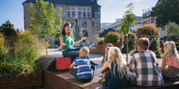 Eine Gästeführung bei einer Kinder Stadtführung.
