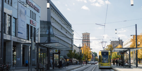 Die Straßenbahn auf der Kavalierstraße in Dessau